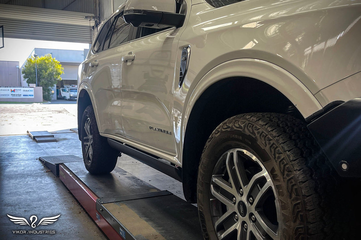 Electric Side Steps on the Next Gen Ford Everest, side view