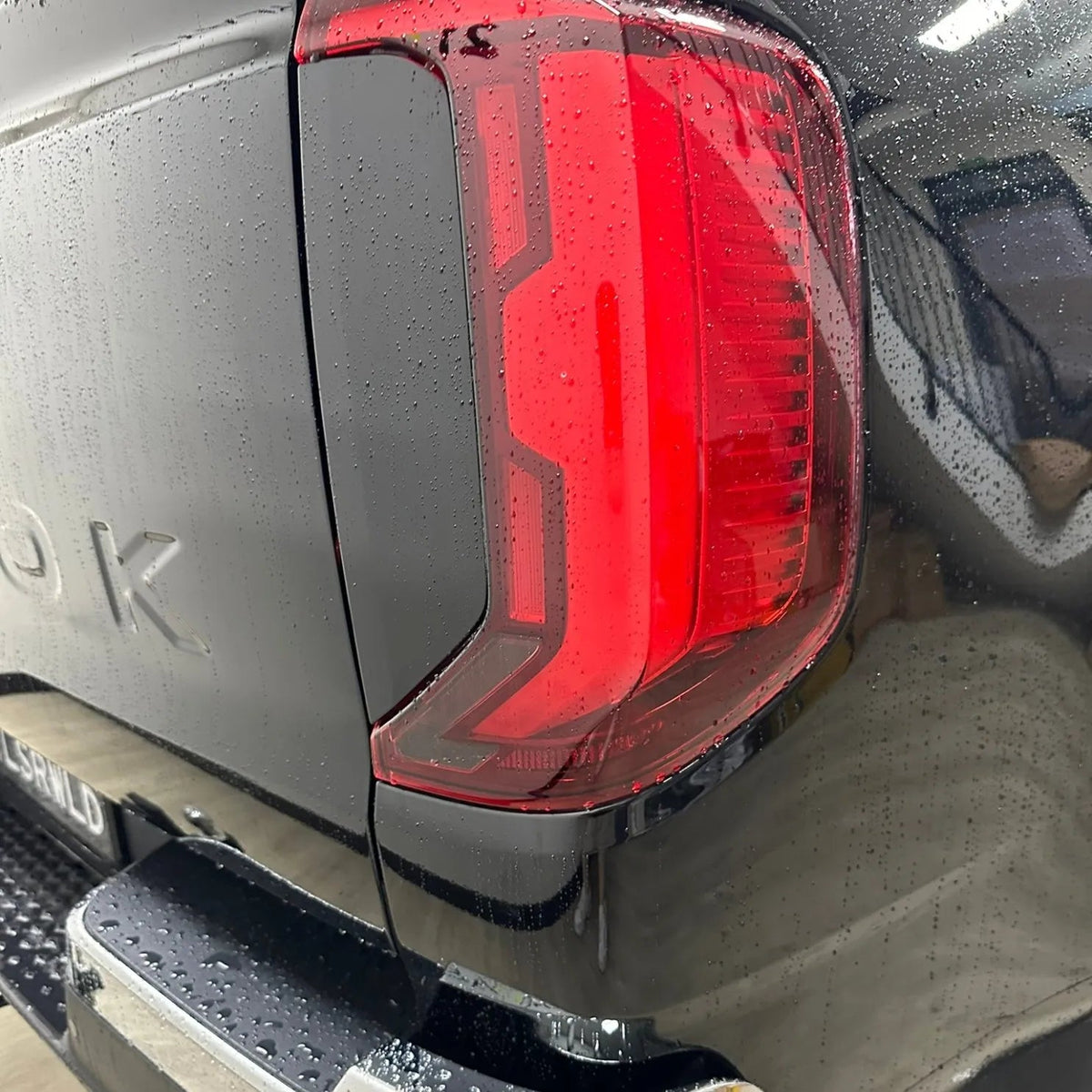 Indicator & Reverse Overlay on the Volkswagen Amarok NF, close-up detail