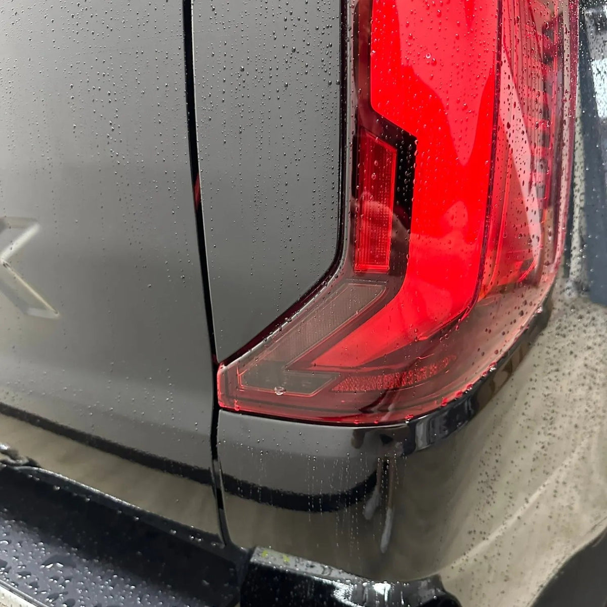 Indicator & Reverse Overlay on the Volkswagen Amarok NF, side view