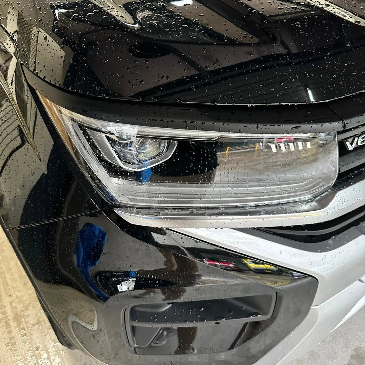 Headlight Eyelid Overlays on the Volkswagen Amarok NF, side view